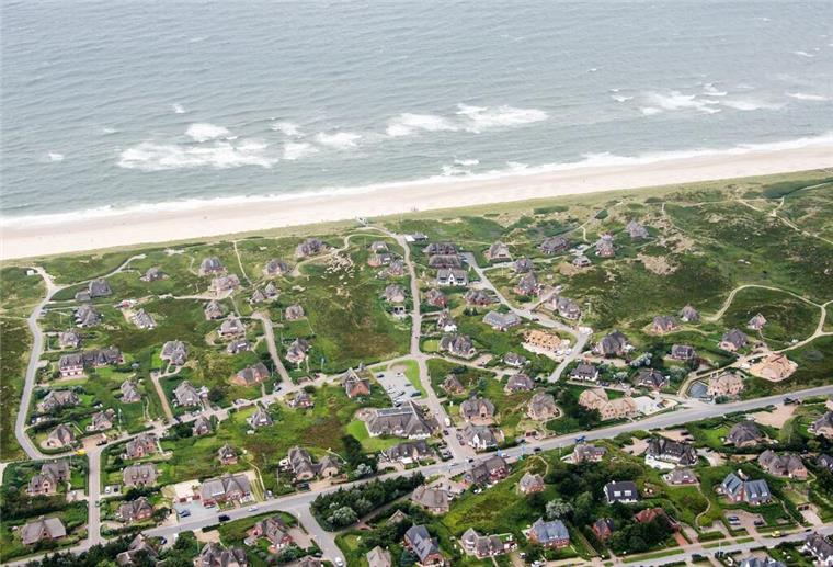 Von Berlin an die Nordsee: Kult-Imbiss findet neues Zuhause auf Sylt Blick auf die Nordsee-Insel Sylt aus der Luft. Früher war es ein Imbiss - nun wurde ein Gebäude für 284.000 Euro versteigert. Die neue Eigentümerin hat schon Pläne und eine eigene Verbindung mit der Nordsee-Insel Sylt.