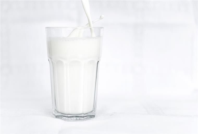 Deutsche trinken so wenig Kuhmilch wie noch nie Früher war klar: «Milch» meint Kuhmilch. Das ist in Deutschland heute anders. Pflanzliche Milch-Alternativen zum Beispiel aus Hafer boomen. Der Verbrauch von Kuhmilch sinkt.