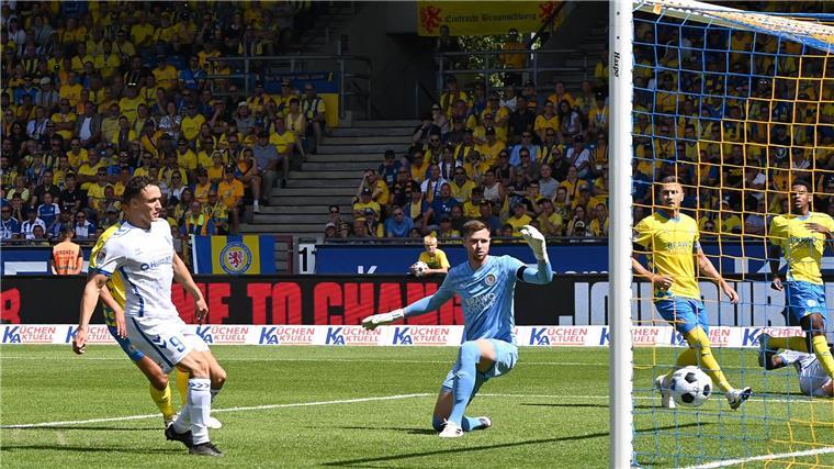 1:3 gegen Magdeburg: Braunschweiger Fehlstart perfekt Frühes Tor für Magdeburg: Der neue Stürmer Martijn Kaars trifft zum 1:0 in Braunschweig.