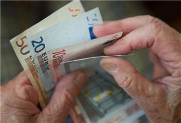 Ein Pensionär zählt Geldscheine. Die neue Bundesregierung will das Rentensystem umbauen. Ein Sofortprogramm sieht bessere Betriebsrenten und mehr Gleichstellung für Mütter vor.