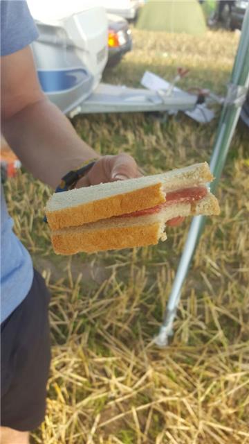 Frühstück beim Deichbrand: Toast mit Salami