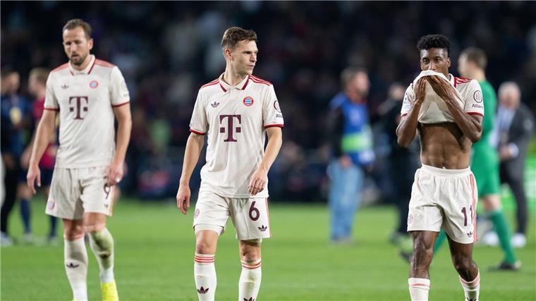 Frust nach dem 1:4 in Barcelona: Harry Kane (l-r), Joshua Kimmich und Kingsley Coman.