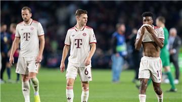Frust nach dem 1:4 in Barcelona: Harry Kane (l-r), Joshua Kimmich und Kingsley Coman.