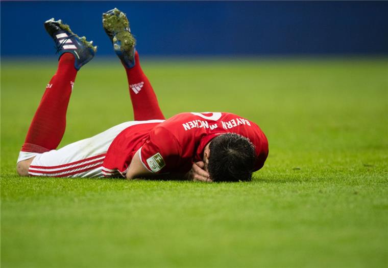 Dämpfer für den FC Bayern: Nur 1:1 zu Hause gegen starke Schalker Frust pur: Javier Martinez von München liegt nach einer vergebenen Torchance am Boden.
