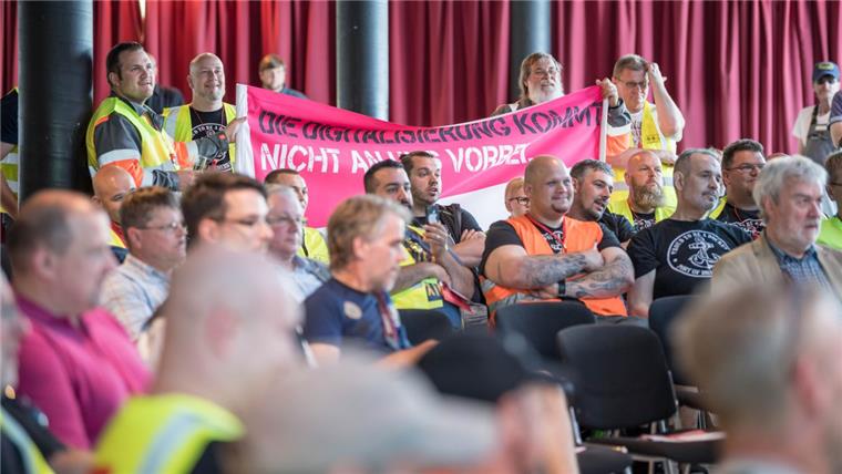 Hafenarbeiter in Bremerhaven auf Krawall gestimmt Frust über die Entwicklung auf dem Terminal: Mehrere Hundert Hafenarbeiter nutzten das SPD-Forum in der Stadthalle, um vor Unterwanderung der Tariflöhne zu warnen. Fotos: Hartmann