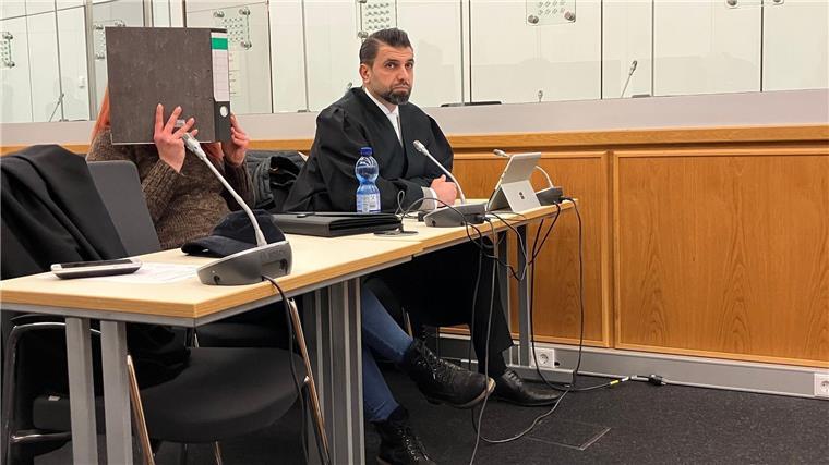 Fuat Yalti (rechts) wurde als neuer Pflichtverteidiger der Angeklagten bestellt.