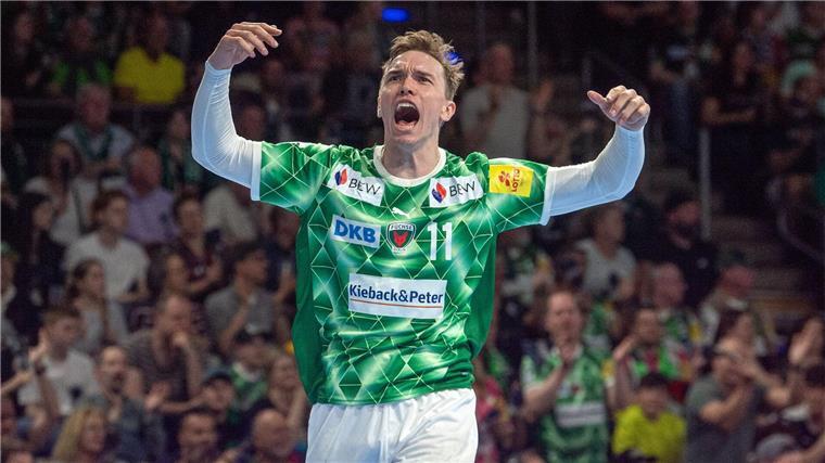Titel rückt näher: Berlin gewinnt Topspiel gegen Hannover Füchse-Profi Lasse Andersson hat in der ersten Halbzeit eine Trefferquote von 100 Prozent.