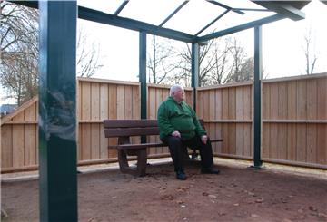 Fühlt sich unwohl im neuen Pavillon: Hans-Jürgen Siebert kann nicht verstehen, dass die Gemeindeverwaltung Hagen den neuen Unterstand in „Goldmann‘s Saal“ mit einer rund 1,50 Meter hohen Holzverkleidung versehen hat.