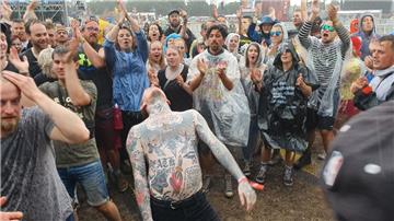 Fühlt sich wohl unter den Fans und genießt den Regen: Frank Carter von Frank Car...