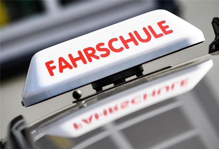 Fahrschüler fällt durch – und wählt den Notruf! Wut nach Fahrprüfung – Fahrschüler löst Polizeieinsatz aus!