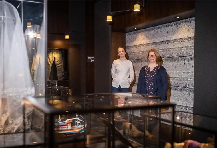 Was ihr übers Deutsche Auswandererhaus noch nicht wusstet Fünf Dinge über das Deutsche Auswandererhaus. Im Bild: Raum der Sammlungen mit Erinnerungsstücken aus den Lebensgeschichten der Einwanderer. Magdalena Gerwin (links) und Hanna Lippitz.