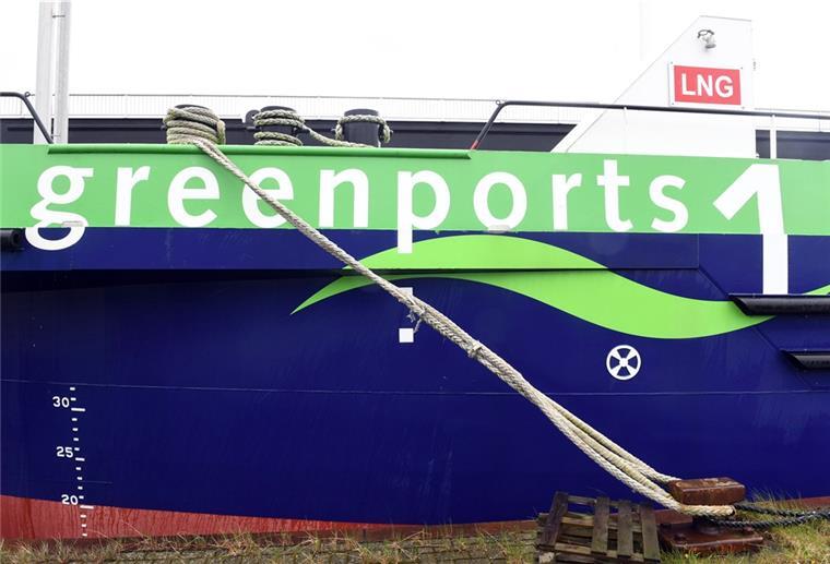 Schiff liegt seit Jahren an Kaje fest Fünf Jahre nach dem Stapellauf noch immer nicht in Betrieb: Die Klappschute „Greenports 1“ soll Hafenschlick zur Deponie fahren.