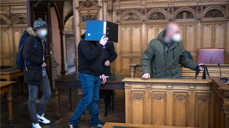 Mehrjährige Haftstrafe nach Brandstiftung in Jugendzentrum Fünf Jahre nach einem Brandanschlag auf ein Jugendzentrum in Bremen sind drei Männer verurteilt worden. Ein 29-Jähriger wurde zu einer mehrjährigen Freiheitsstrafe wegen schwerer Brandstiftung und gefährlicher Körperverletzung verurteilt. (Archivbild)
