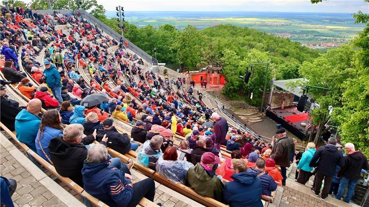 Harzer Bergtheater nach fünf Jahren Bauzeit wiedereröffnet Fünf Jahre wurde das Theater am Hexentanzplatz in Thale aufwendig saniert - und am Samstagabend wiedereröffnet.