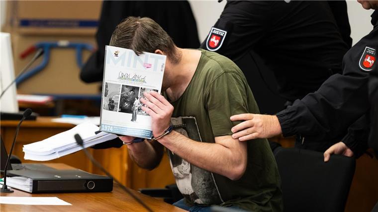 Fünf Männer sind angeklagt, weil sie Tonträger bekannter Bands mit verfassungsfeindlichen Texten verkauft haben sollen. Jetzt steht das Urteil bevor. (Archivbild)