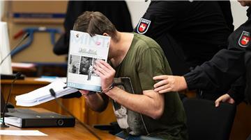 Fünf Männer sind angeklagt, weil sie Tonträger bekannter Bands mit verfassungsfeindlichen Texten verkauft haben sollen. Jetzt steht das Urteil bevor. (Archivbild)