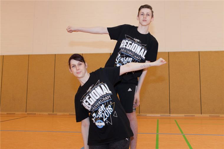 Fünf Mal die Woche trainieren Nicole Schomann und Sohn Kilian gemeinsam. Bei den deutschen Cheerleading-Meisterschaften im Juni treten sie gemeinsam in der Kategorie "Senior Hip Hop Double Dance" an.