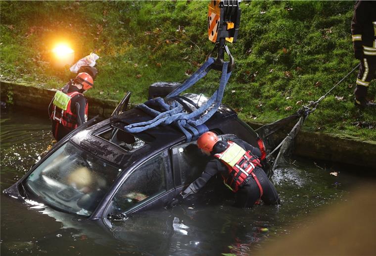 Was tun, wenn das Auto ins Wasser stürzt? Fünf Menschen sind leicht verletzt worden, als dieses Auto in den Düsseldorfer Kö Graben gestürzt ist. Mithilfe von Seilen konnten Taucher das Fahrzeug aus dem Wasser ziehen.