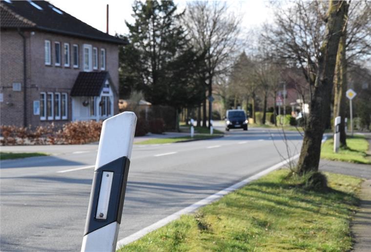 Ausbau der L122 bei Ostereistedt: Starttermin steht fest Ein Auto fährt über eine leere Straße.