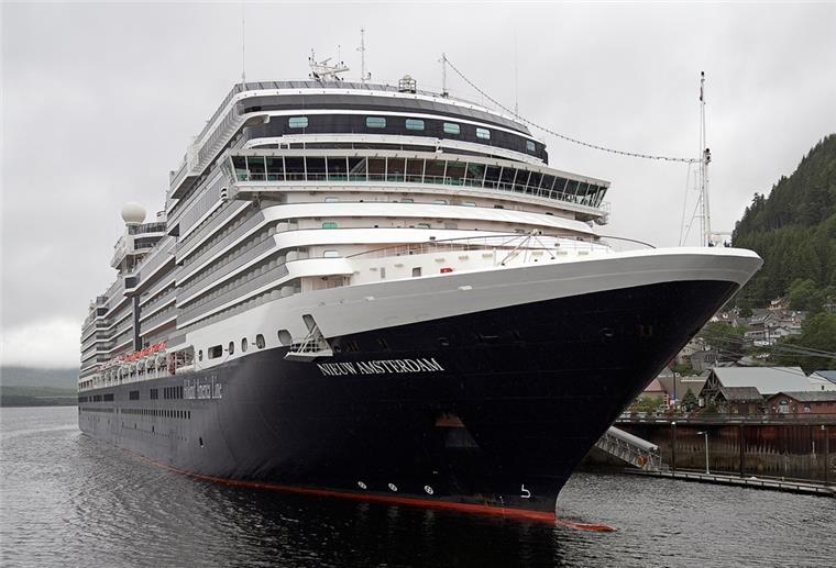 Das Kreuzfahrtschiff «Nieuw Amsterdam» der Reederei Holland America liegt am Liegeplatz 4 vor Anker. 