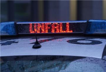 Der Schriftzug "Unfall" ist neben dem Blaulicht auf dem Dach eines Polizeiautos zu lesen. (zu dpa: «Motorradfahrer bei Unfall in Burgwedel schwer verletzt»)