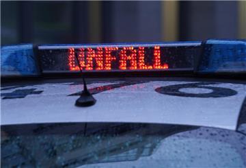 Der Schriftzug "Unfall" ist neben dem Blaulicht auf dem Dach eines Polizeiautos zu lesen.