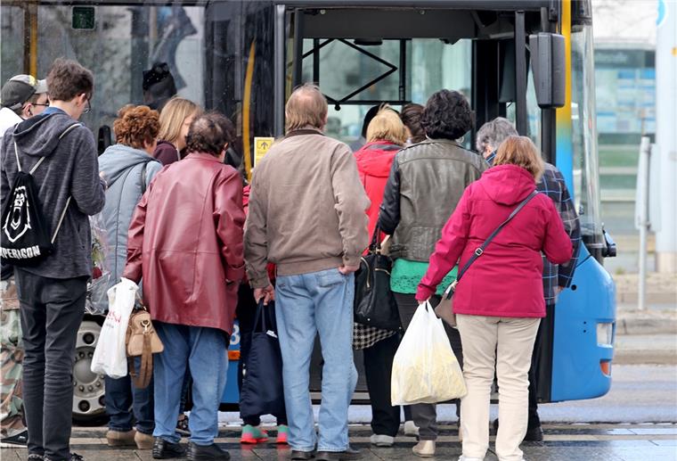Corona: Dicht an dicht im Schienenersatz-Bus Für 100 Gäste der Nordwestbahn gab es nach einem Zugausfall nur einen Bus. Die meisten steigen ein.
