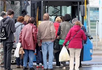 Für 100 Gäste der Nordwestbahn gab es nach einem Zugausfall nur einen Bus. Die meisten steigen ein.