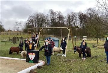 Für 450 Euro ersteigerten ehemalige Farmkinder und ihre Familien die Kommode und schenkten sie der Kinder- und Jugendfarm.