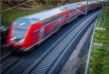 ARCHIV - 28.10.2022, Mecklenburg-Vorpommern, Schwerin: Ein Nahverkehrszug fährt über die neu gebaute Bahnstrecke zum Schweriner Hauptbahnhof (Aufnahme mit langer Belichtungszeit).