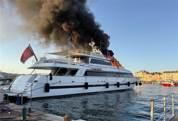 Die "Sea Lady II" brennt im Hafen von Saint-Tropez. Für 80.000 pro Woche konnte man die Superjacht „Sea Lady II“ chartern. Doch damit ist es nach dem Brand vorbei.