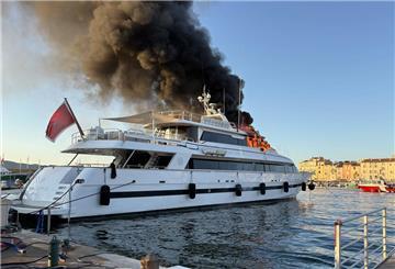 Die "Sea Lady II" brennt im Hafen von Saint-Tropez. Für 80.000 pro Woche konnte man die Superjacht „Sea Lady II“ chartern. Doch damit ist es nach dem Brand vorbei.
