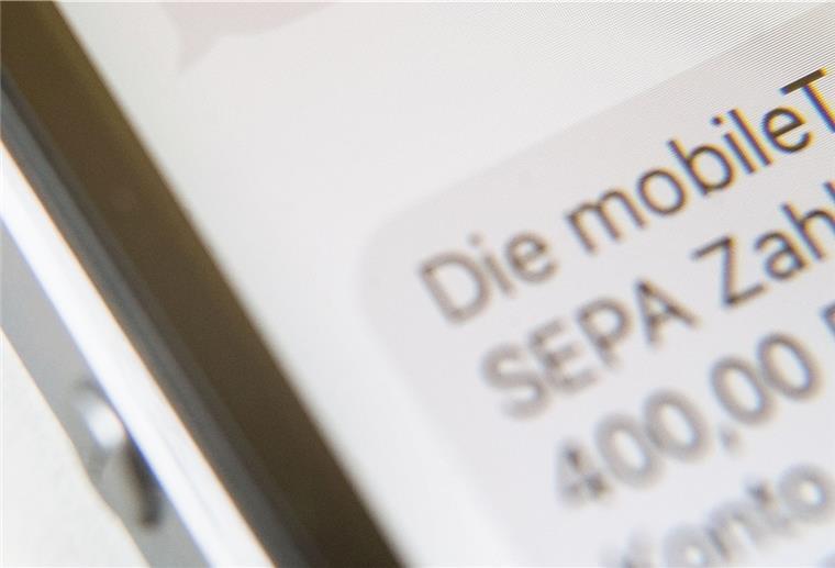 Digitalisierung: Hilfe für ältere Kunden beim Online-Banking Für ältere Menschen ist Online-Banking oft schwer umsetzbar.