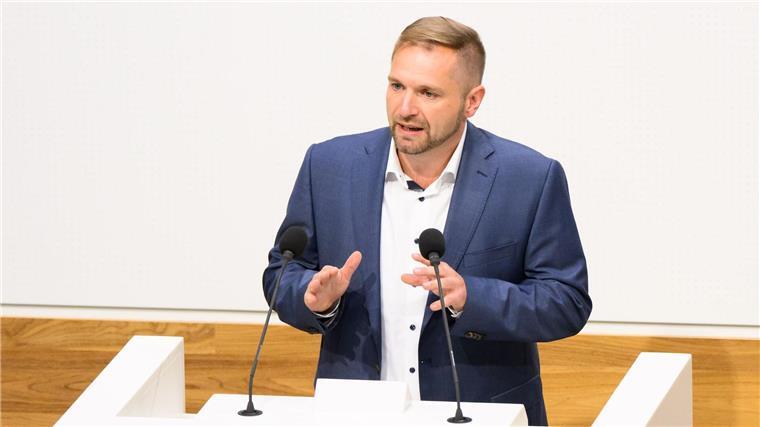 Für AfD-Politiker Bothe wirft auch die Arbeit der Polizei Fragen auf.
