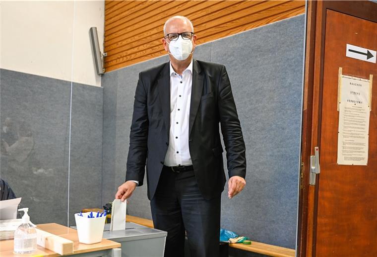 Bovenschulte: SPD muss den Kanzler stellen Andreas Bovenschulte (SPD), Bremens Regierungschef, während seiner Stimmabgabe zur Bundestagswahl.