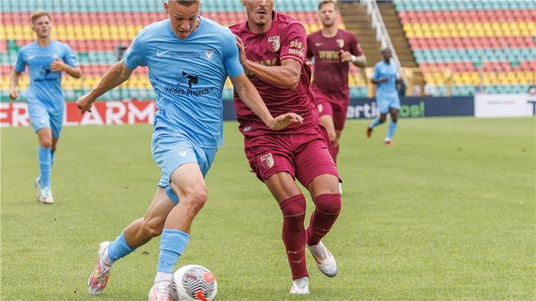 Augsburg müht sich bei Viertligist Viktoria in Runde zwei Für Augsburg war es das erste Pflichtspiel der Saison.
