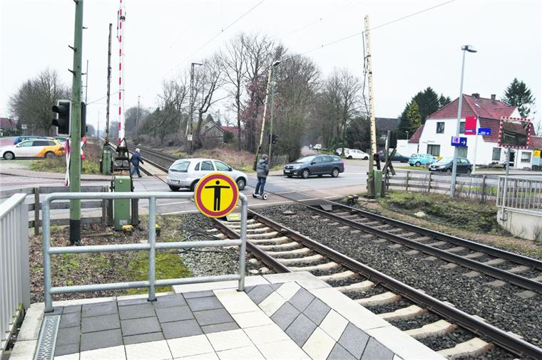 Bahnübergang Lunestedt: Änderung an tragischer Unfallstelle Für Autofahrer soll sich nichts ändern am Bahnübergang in Lunestedt, für Fußgänger und Radfahrer indes schon: Die Gemeinde Beverstedt hat sich nach einem Dialog mit Anwohnern, Eltern und Bürgerinitiative dafür ausgesprochen, einen Tunnel zu bauen, um die Sicherheit zu erhöhen.
