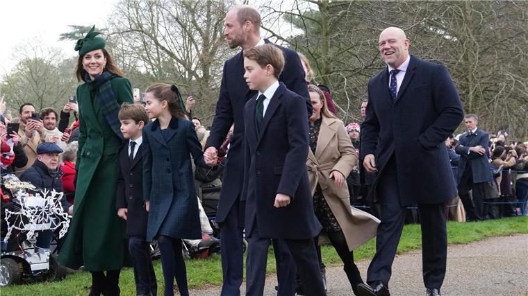 Fans beschenken Kate und Kinder beim royalen Weihnachtsfest Für besonderes Aufsehen sorgte Prinzessin Kate, die sich seit ihrer Krebserkrankung und der beendeten Chemotherapie nur selten öffentlich gezeigt hatte.