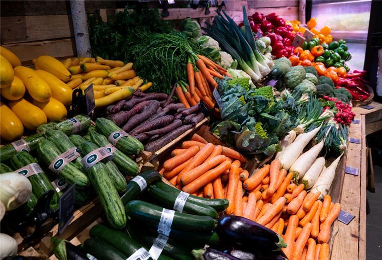Weniger Bio - Kundschaft achtet beim Einkauf stärker aufs Geld Gemüse liegt in einem Supermarkt.