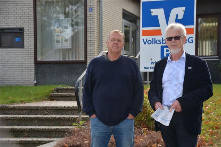 Volksbank schließt: Midlumer fühlen sich abgehängt Für Bürger wie Manfred Hinners (links) und Henry Kowalewski ist die Schließung der Volksbank-Filiale in Midlum ein harter Schlag.