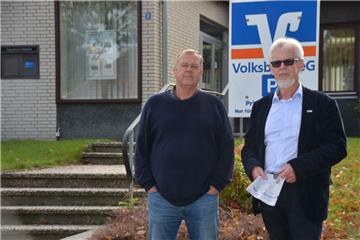 Für Bürger wie Manfred Hinners (links) und Henry Kowalewski ist die Schließung der Volksbank-Filiale in Midlum ein harter Schlag.