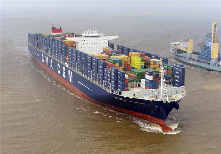 Für Containerjumbos mit Tiefgängen von bis zu 16 Metern, die zunehmend in Fahrt kommen, soll die Außenweser vertieft werden.  