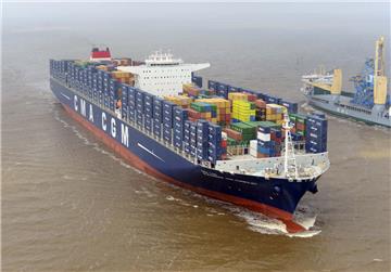 Für Containerjumbos mit Tiefgängen von bis zu 16 Metern, die zunehmend in Fahrt kommen, soll die Außenweser vertieft werden.  