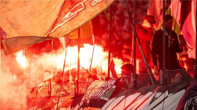 Fan-Vergehen: DFB bestraft Hannover 96 mit fast 200.000 Euro Für das Abbrennen von Pyrotechnik im Heimspiel gegen den SC Paderborn bittet der DFB Hannover 96 nun zur Kasse.