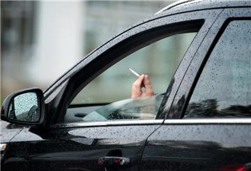 ARCHIV - Ein rauchender Autofahrer, aufgenommen am 19.09.2016 in Dresden (Sachsen). 