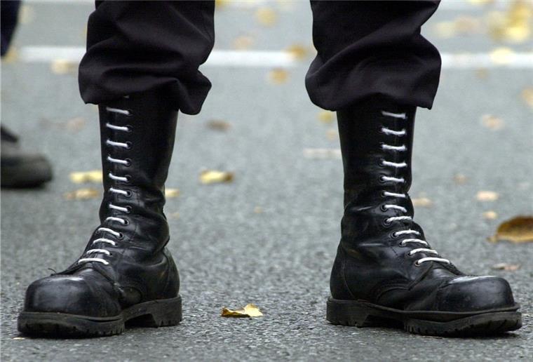 Rechte Gewalt: So viele Fälle gibt es im Land Bremen Springerstiefel auf der Straße