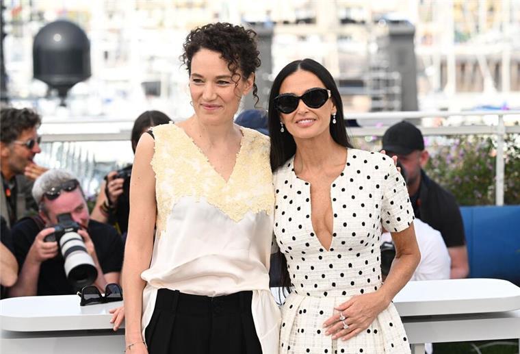 Für das Drehbuch zu ihrem Film mit Schauspielerin Demi Moore (r) wurde Regisseurin Coralie Fargeat (l) in Cannes ausgezeichnet.