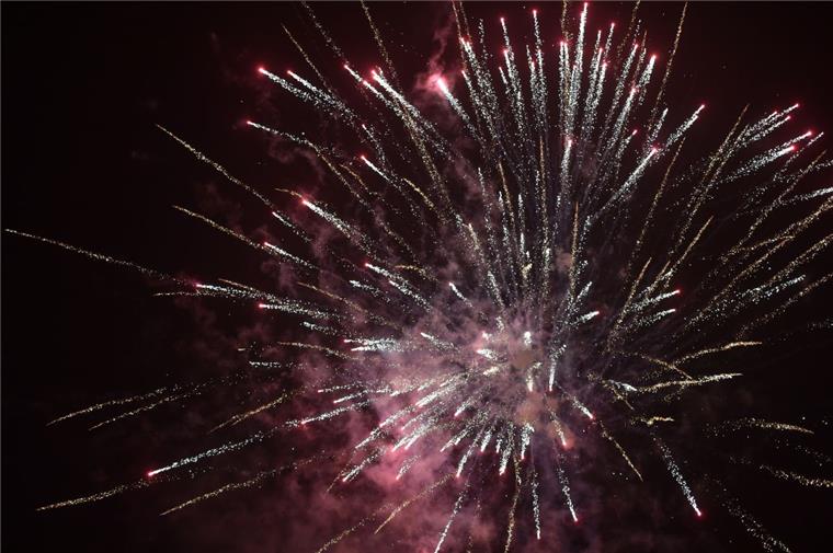 Feuerwerk-Fans pilgern wieder in Massen nach Weddewarden Für das Feuerwerk an Silvester decken sich viele Pyro-Fans mit Produkten von Comet in Weddewarden ein.