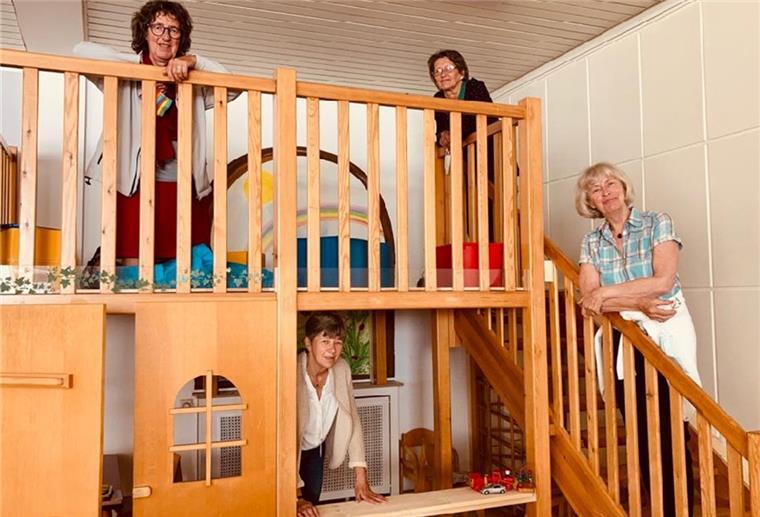 Für das Foto haben es sich die neuen Leihomas nicht nehmen lassen, die neue Spieletage im Mehrgenerationenhaus auszuprobieren.