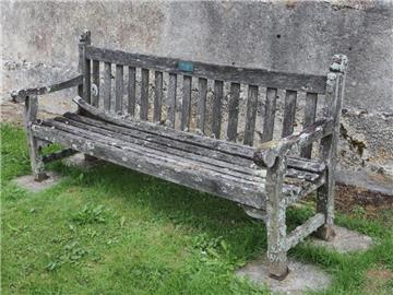 Für das Gewinnspiel habt ihr uns Dutzende Fotos von euren heruntergekommenen Gartenmöbeln geschickt.
